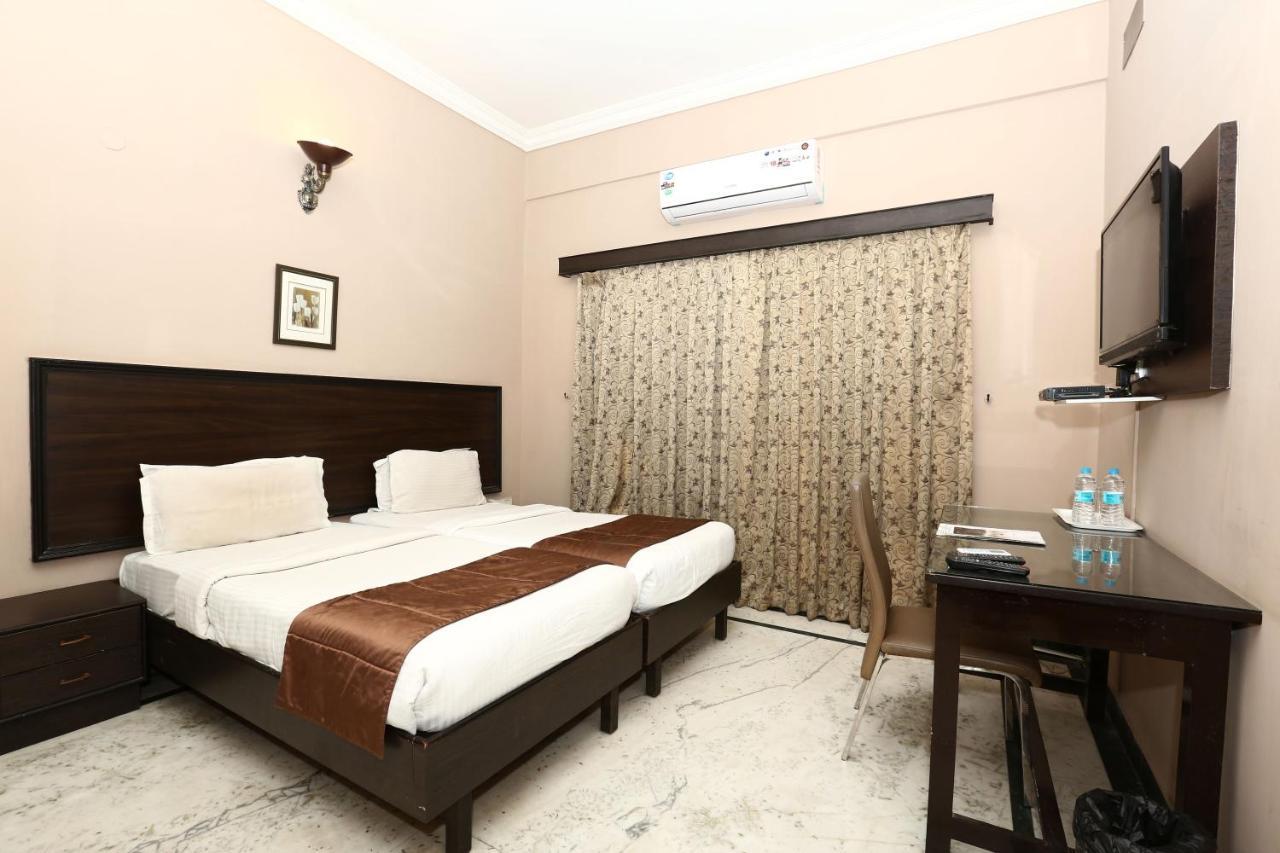 The Down Town Hotel Hyderabad Eksteriør bilde