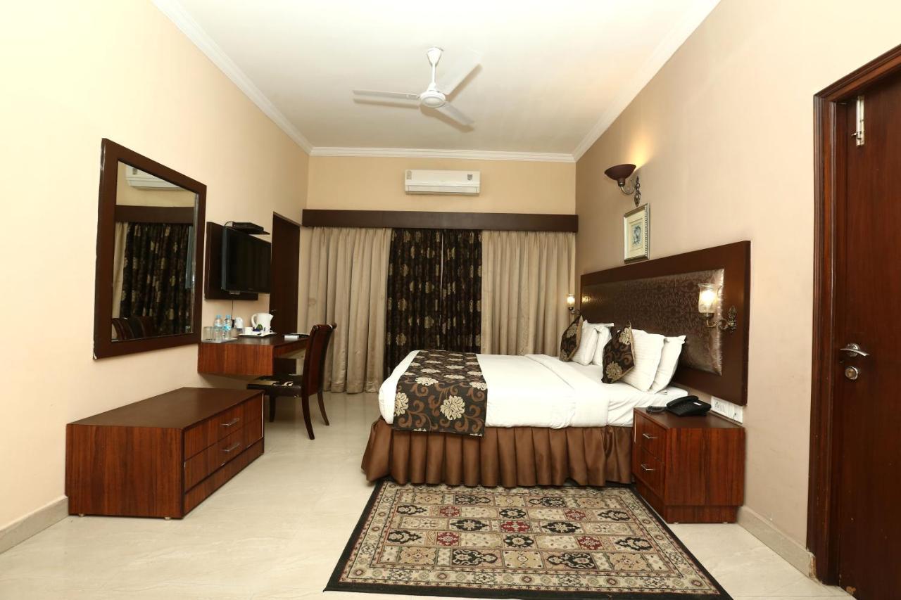 The Down Town Hotel Hyderabad Eksteriør bilde