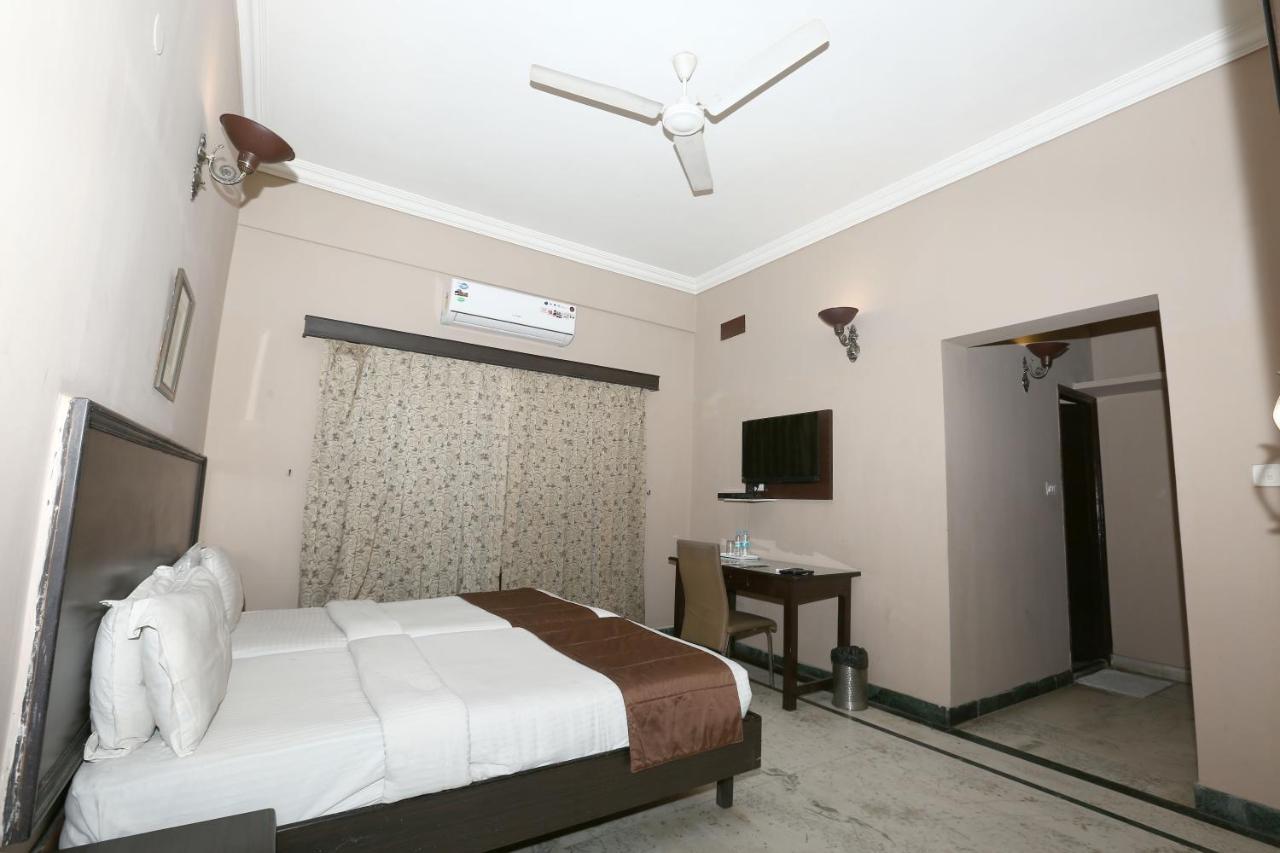 The Down Town Hotel Hyderabad Eksteriør bilde